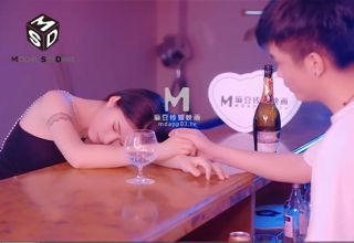 Em hot girl uống say trong quán bar và anh chàng tốt bụng